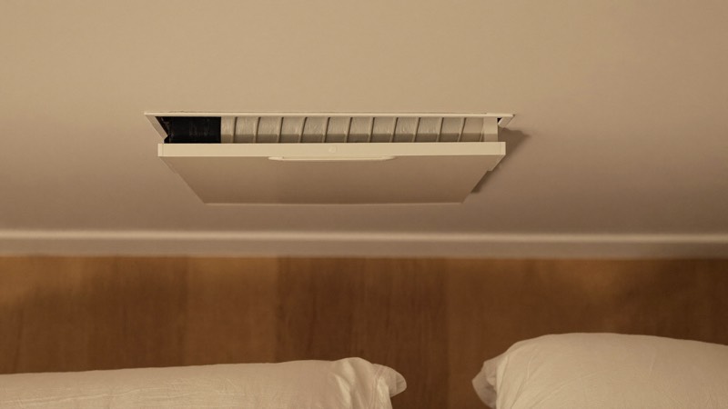 Bouche de soufflage d’air chaud d’un poêle canalisable dans une chambre