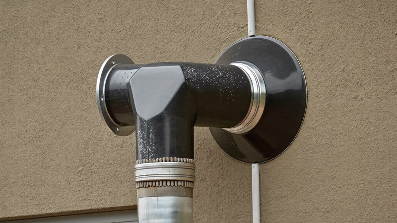 Sortie ventouse concentrique d’un poêle à granulés étanche sur la façade