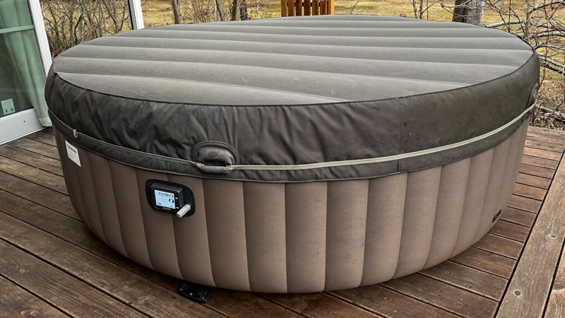 Spa gonflable couvert de sa bâche isolante en hiver