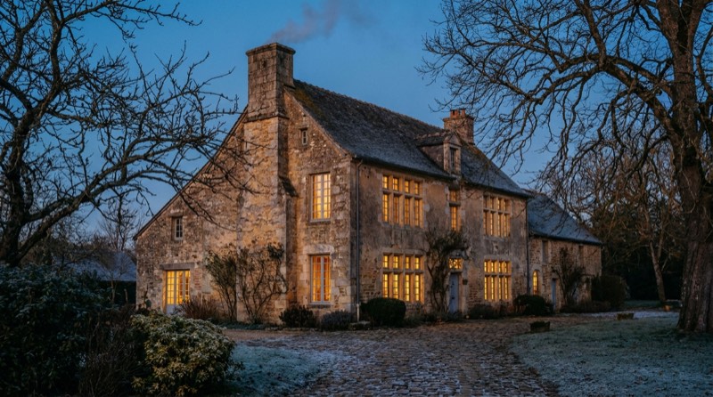 Maison en pierre éclairée un soir d'hiver