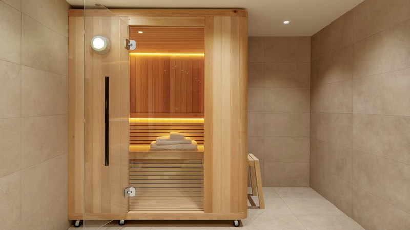 Intérieur d'une cabine de sauna infrarouge en bois clair